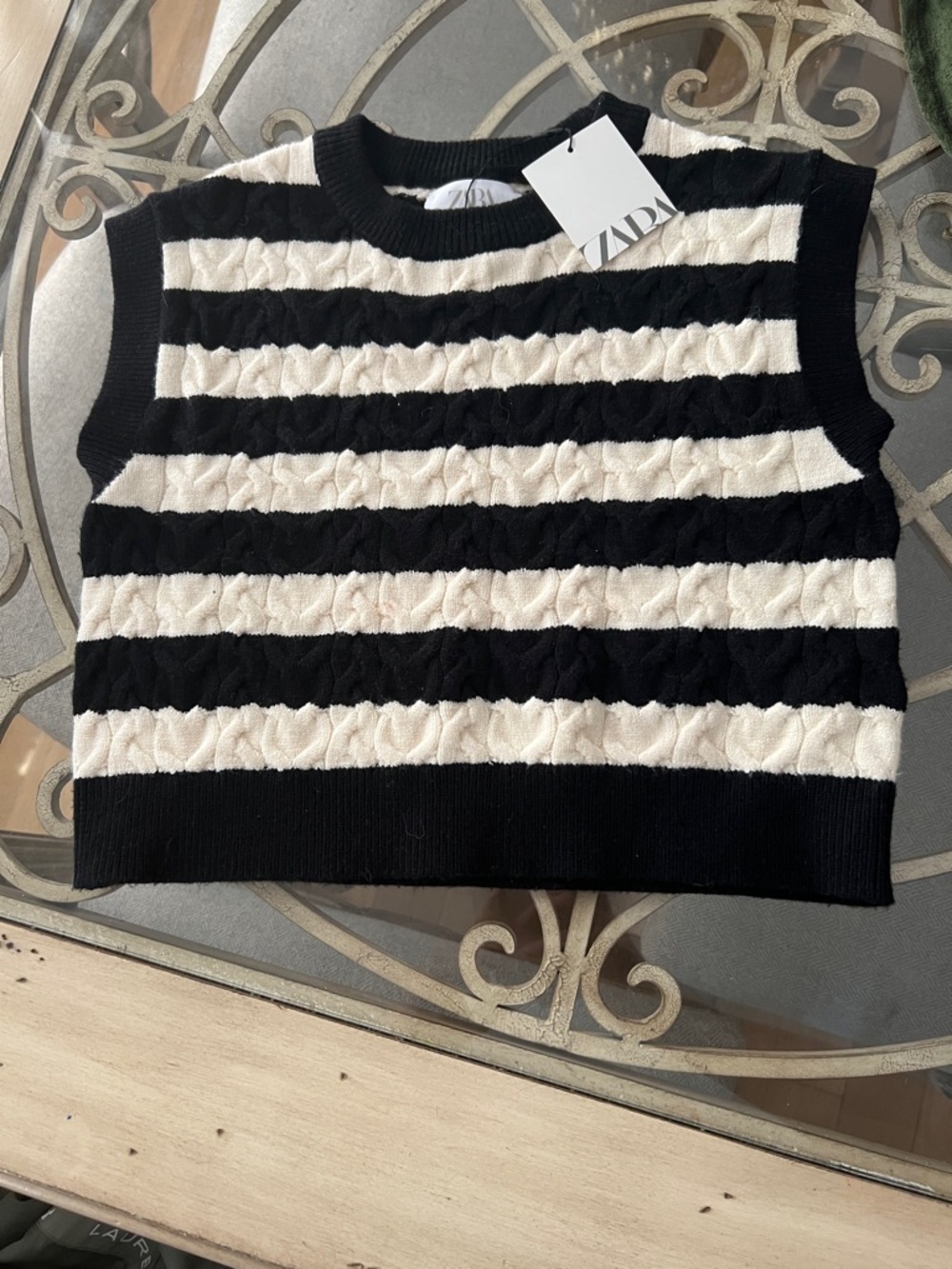 CREAM/ BLACK CROP TOP